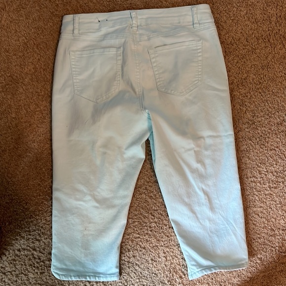 Below the knee capris - Picture 2 of 3